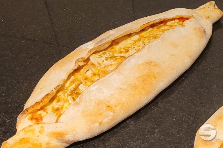 Pide with chicken and curry - Gimis Pizza & Panini