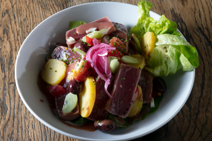 Salade Nicoise - Salon Bar - Bistro - Restaurant