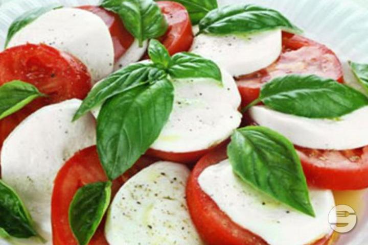 Tomatoes & Mozzarella Salad - Le CID