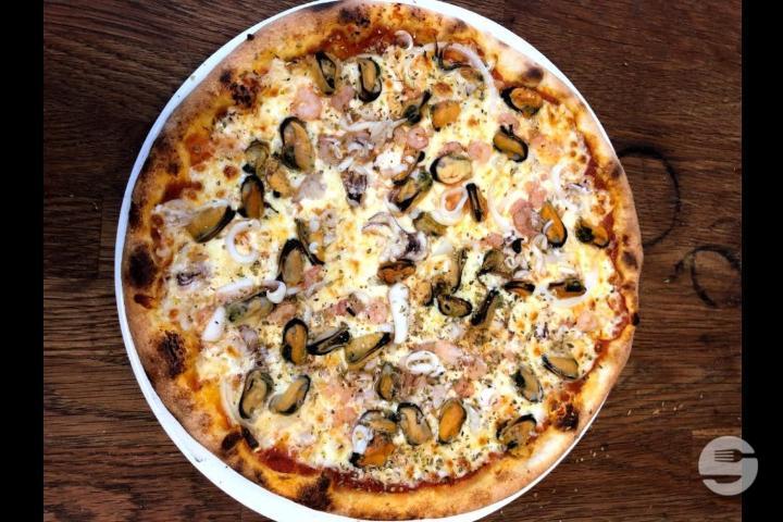 Seafood Pizza - Le CID
