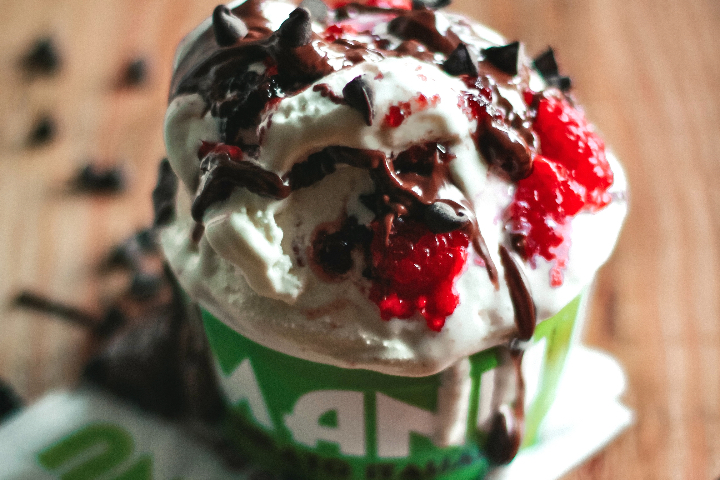 Yogurt Raspberry & Chocolate Ice Cream - Manu Gelato