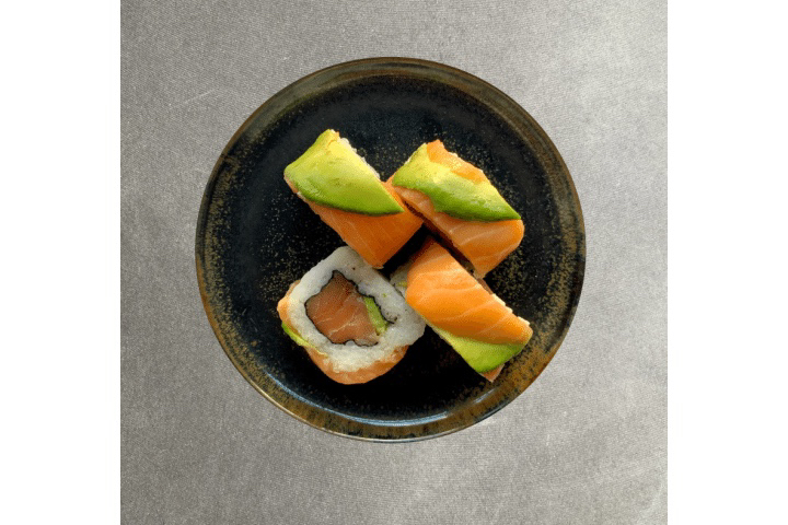 Uramaki Rainbow Salmon (4 pieces) - Shinsen Restaurant