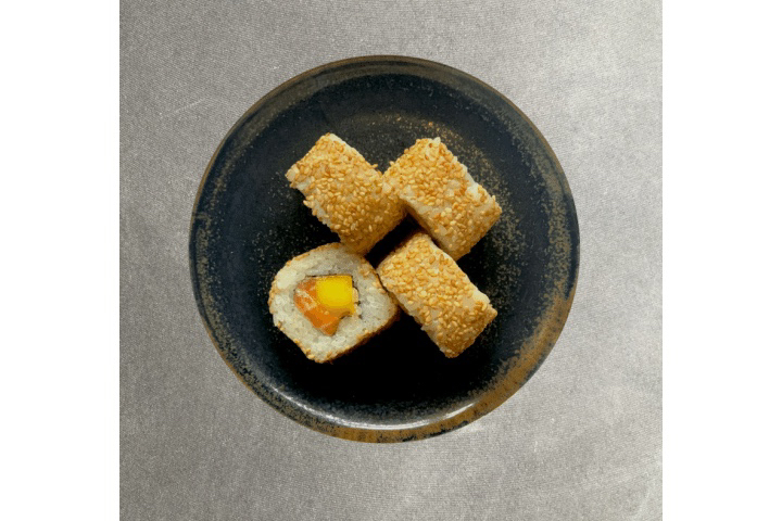 Uramaki Salmon Mango (4 pieces) - Shinsen Restaurant