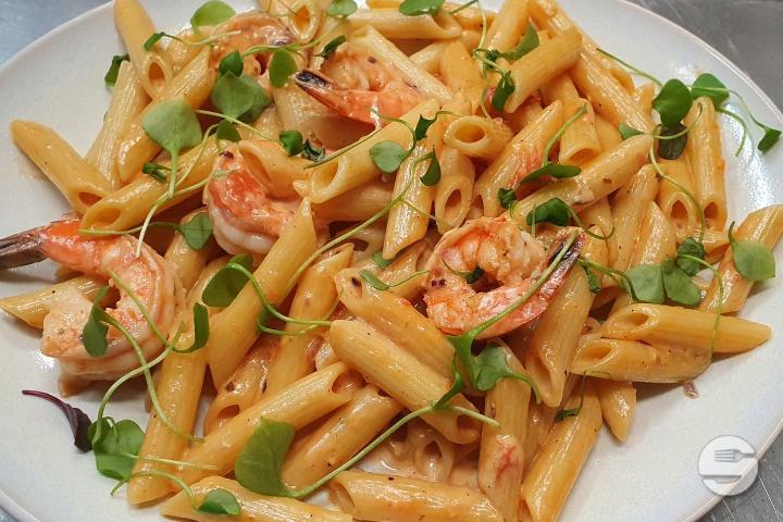 Penne aux Crevettes Flambées au Vodka - Maison 66