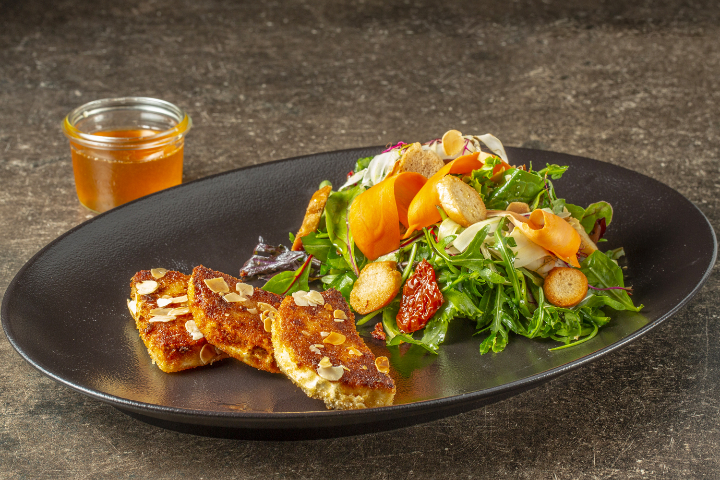 SALADE DE CHÈVRE CHAUD AU MIEL SUISSE ET AUX AMANDES - Les Tilleuls