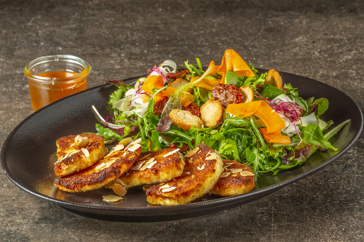 SALADE DE CHÈVRE CHAUD AU MIEL SUISSE ET AUX AMANDES - Les Tilleuls