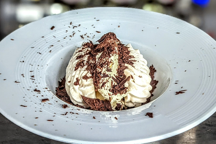 Hiver 2021-22 | MERINGUES À LA DOUBLE CRÈME DE GRUYÈRE ET ÉCLATS DE CHOCOLAT NOIR 68% - Les Tilleuls