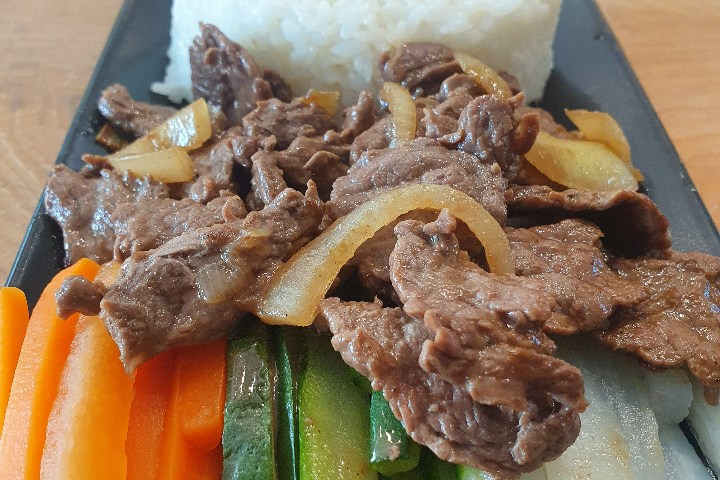 Sautéed Beef with Onions and Vegetables - Kayto