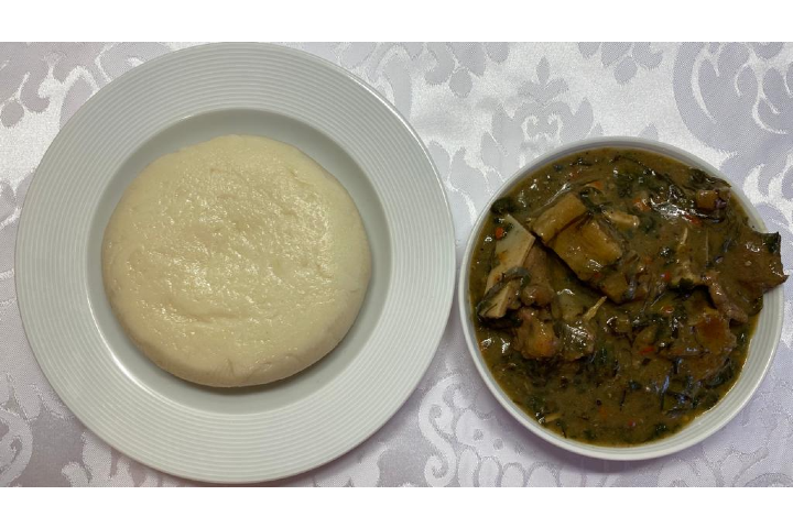 Griess mit Ogbono und Fleisch - Enumah Delicious Takeaway