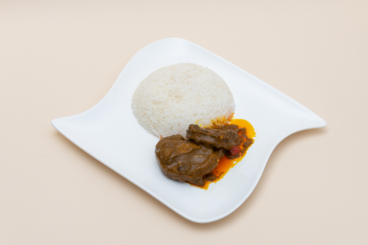 Reis mit Fleisch/Poulet Sauce - Enumah Delicious Takeaway