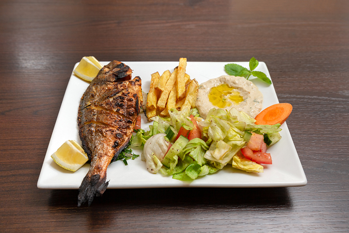 Dorado Royal mit Salat - Restaurant Olif