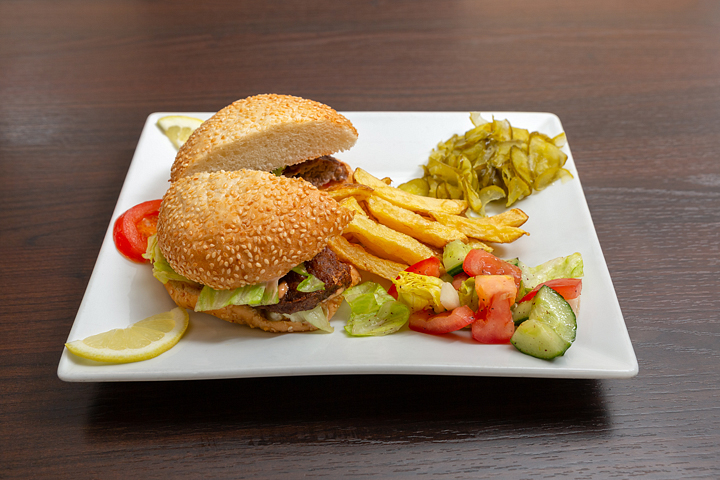 Clsassic Burger im Teller - Restaurant Olif