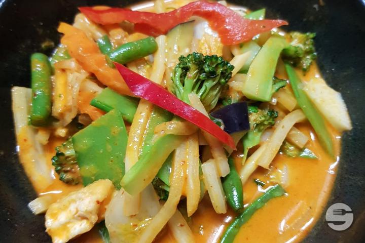 Vegetables with Green or Red Curry - Baibua