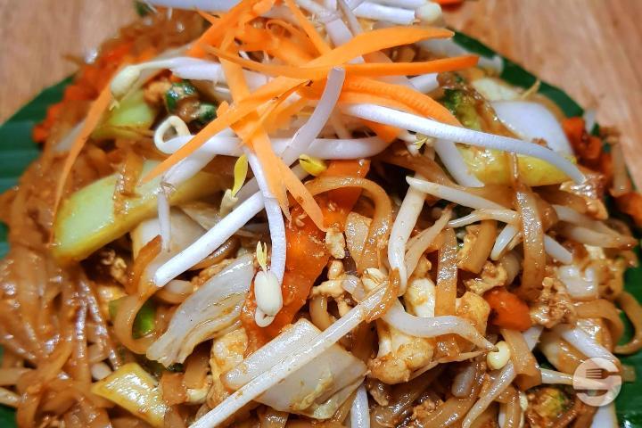 Fried Rice Noodles with Vegetables, Egg and Tofu - Baibua