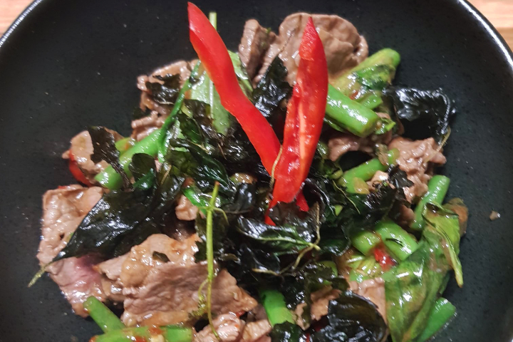 Boeuf sauté au basilic thai & haricots - Baibua
