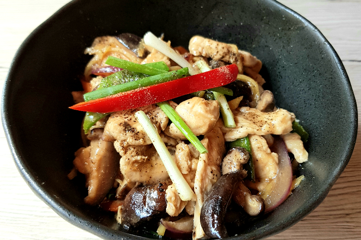 Poulet sauté au gingembre frais, champignons shiitake - Baibua