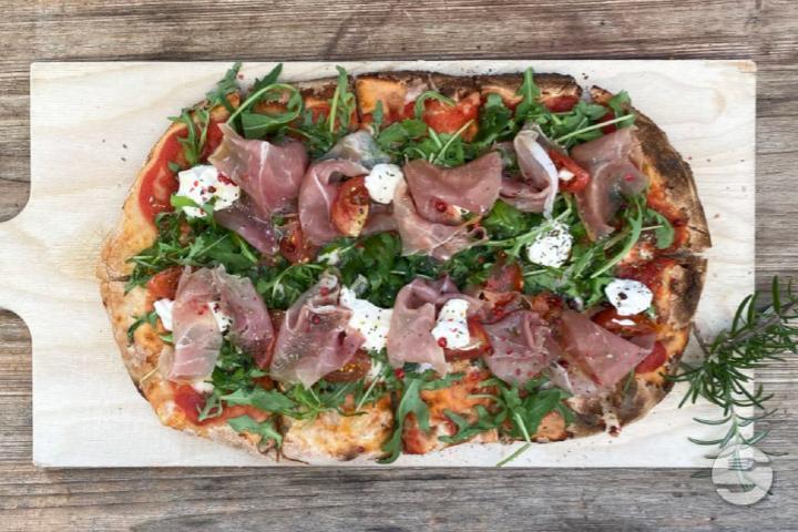 Pinsa mit Tomaten und Mozzarella - Monte Carlo Living