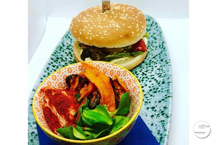 VEGGIE-BURGER MIT SÜSSKARTOFFELSPALTEN - Monte Carlo Living