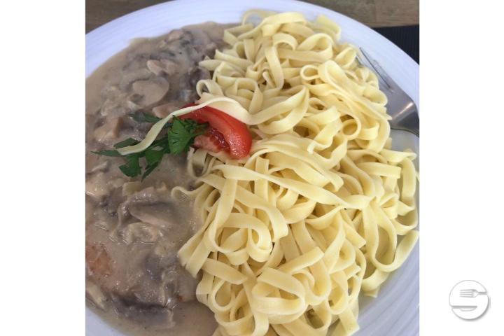Schweinsschnitzel an Champignon-Rahmsauce - Restaurant SAGI