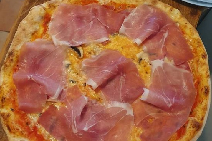 Pizza Parmina - La Cantinella