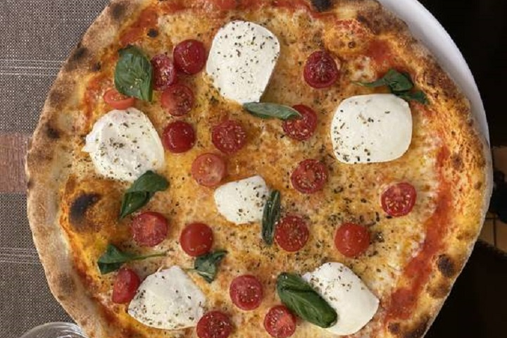 Pizza Caprese - La Cantinella