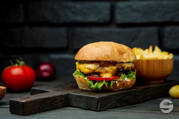 Homemade Cheeseburger - Len's Food Bar