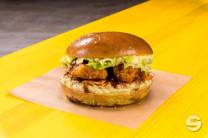 Chicken Kimchi Burger Me. - Me. fried & roasted chicken