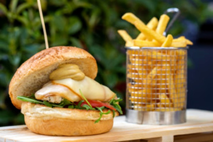 Chicken Burger 🤎 - Maestri Pizza & More