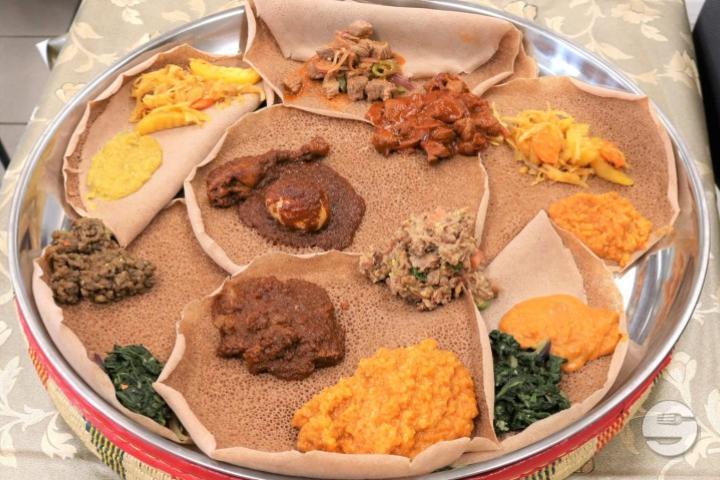 Kombination Menü Fleisch und Vegi - Hwnet - Eritreische Spezialitäten