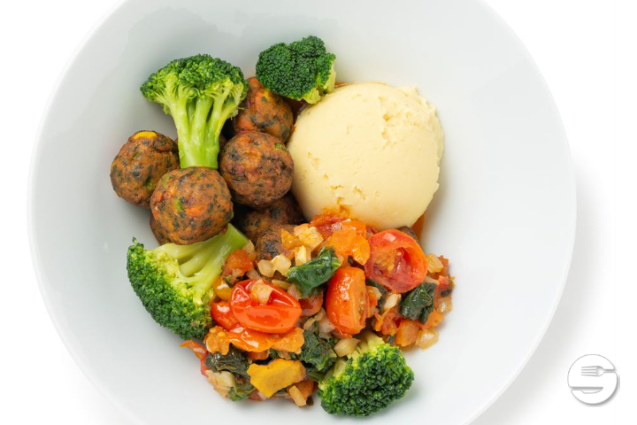 Kinderportion: Veggie Balls (5 Stk.) mit mit Rahmsauce, Kartoffelstock, Erbsen Preiselbeerkonfitüre +- Gemüse 1 CHF, Preiselbeergetränk und eine kleine Überraschung - IKEA Restaurant Pratteln