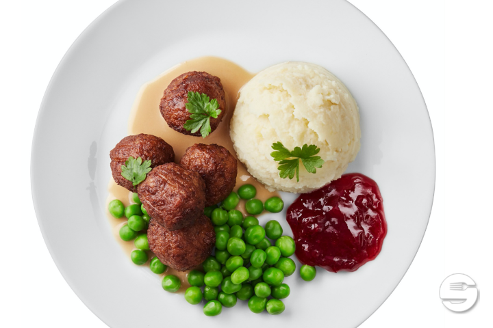 Childrens's portion: Plant balls (5 pcs) with mashed potatoes, peas, cream sauce, lingonberry jam, a lingonberry drink and a small surprise - IKEA Restaurant Pratteln