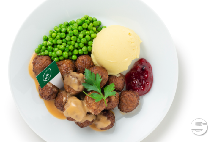 Plant balls with mashed potatoes, peas, cream sauce and lingonberry jam - IKEA Restaurant Pratteln
