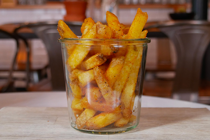 Pommes mit Tartarsauce - FADA
