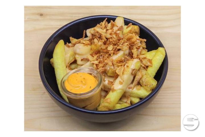Pommes frites mit Käse Sauce Frittierten Zwiebeln - Ghostacos
