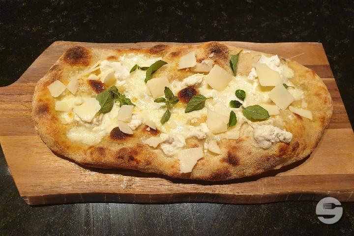 PINSA QUATTRO FORMAGGI - BACiO della Mamma