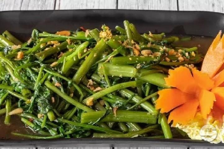 Liserons d'Eau Sautés à l'Ail et au Piment - Pad Thai