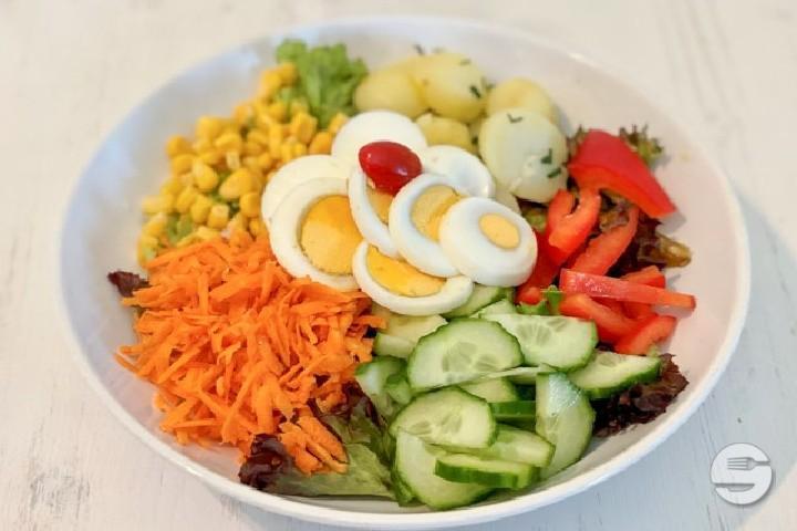 Large mixed salad with boiled organic egg - Summer Pop-Up Healthy-Food-Atelier