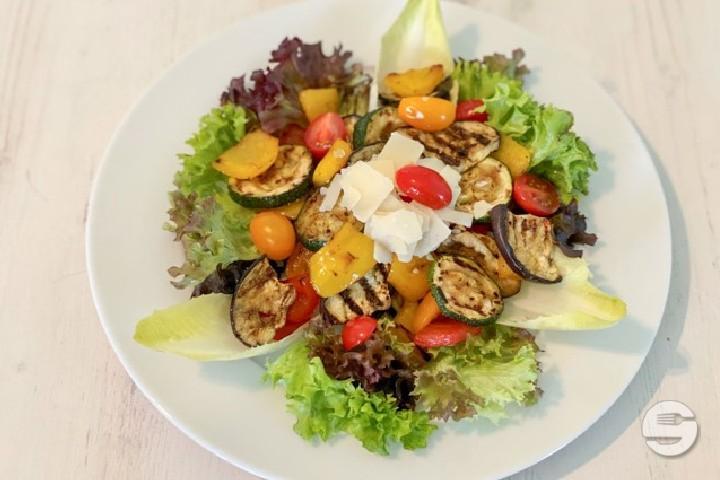 Grilled vegetable salad (aubergines, peppers, courgettes), cherry tomatoes, parmesan & basil dressing - Summer Pop-Up Healthy-Food-Atelier
