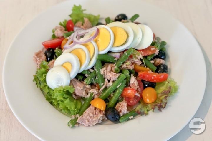 Salad "Niçoise" with tuna, eggs, green beans, peperoni, olives & lemon dressing - Summer Pop-Up Healthy-Food-Atelier