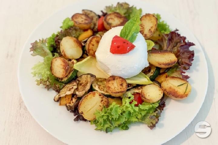 Salad with roast potatoes and grilled vegetables, mozzarella "Bufala" & pesto dressing - Summer Pop-Up Healthy-Food-Atelier