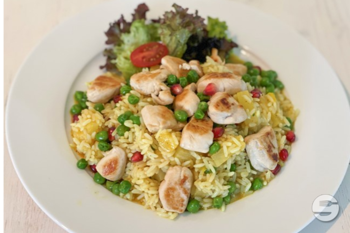 Rice salad with chicken breast cubes, peas, pineapple, pomegranate & curry dressing - Summer Pop-Up Healthy-Food-Atelier