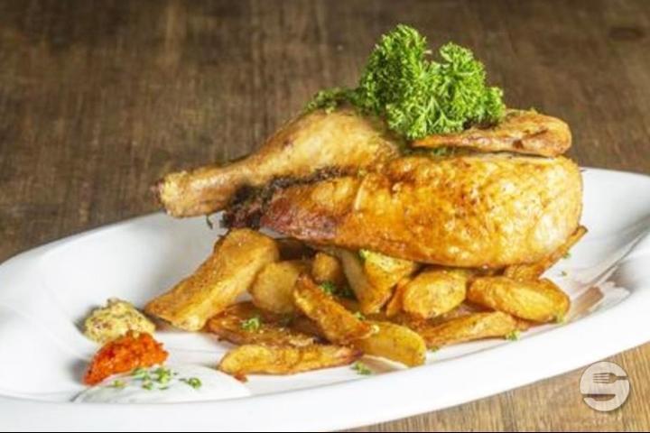Demi-Poulet en Panier et Frites - Sidewalk Café
