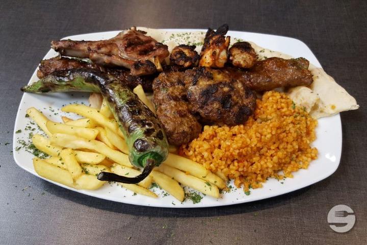Grillade Mixte et Frites - Sidewalk Café