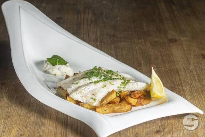 Filets de Perches avec Frites - Sidewalk Café