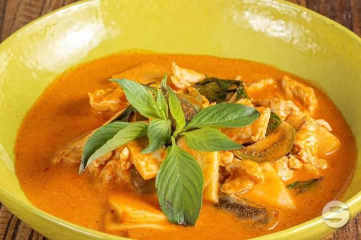 Supreme de poulet au curry rouge et basilic thai - Jaï Thai