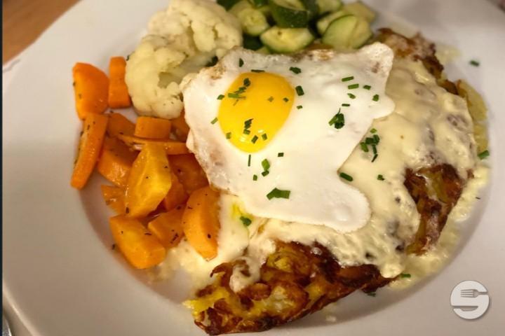 Vegi Rösti mit Alpkäse überbacken dazu Gemüse und ein Spiegelei - Rheinfelder Bierhalle