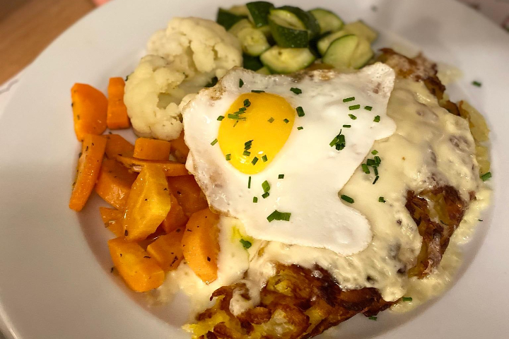 Vegi Rösti mit Alpkäse überbacken dazu Gemüse und ein Spiegelei - Rheinfelder Bierhalle