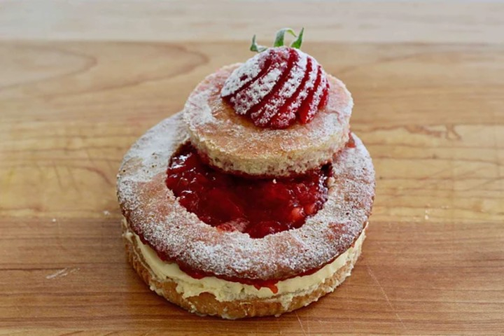 Keto Summer Kiss - Strawberry Coulis with Vanilla Custard Pastry - Lin Switzerland