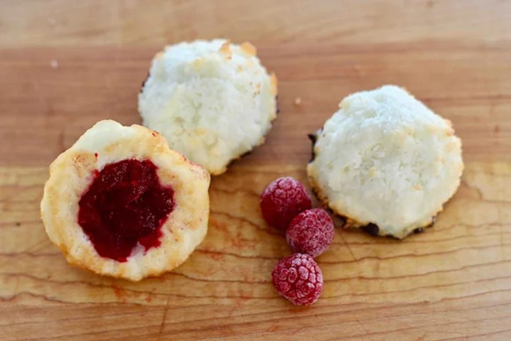 Keto Coconut Macaroon Surprise - Raspberry - Lin Switzerland