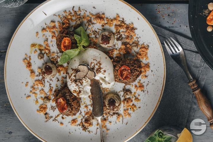 Burratina mit Auberginen Tartare - FUSIO